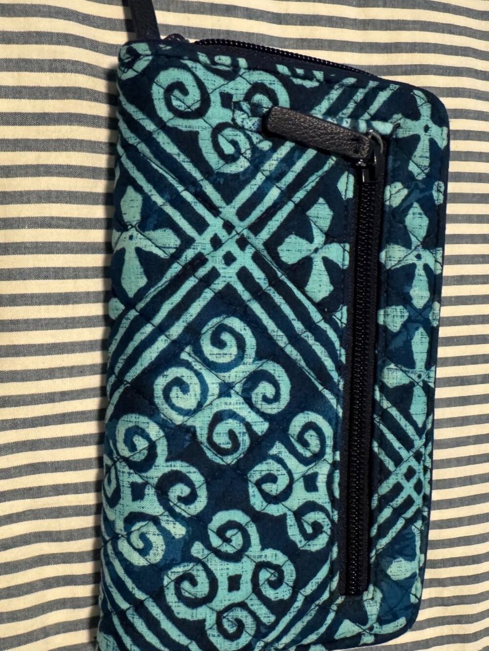 Vera Bradley Large Turnlock Euro Wallet in blue batik! - Picture 4 of 5